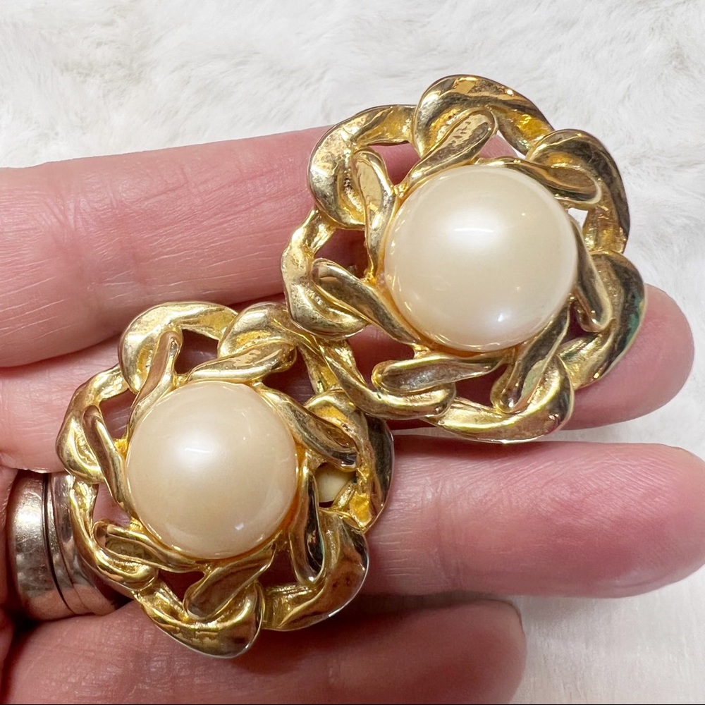 Vintage 80s Faux Mabe Pearl Gold Tone Chain Clip Earrings